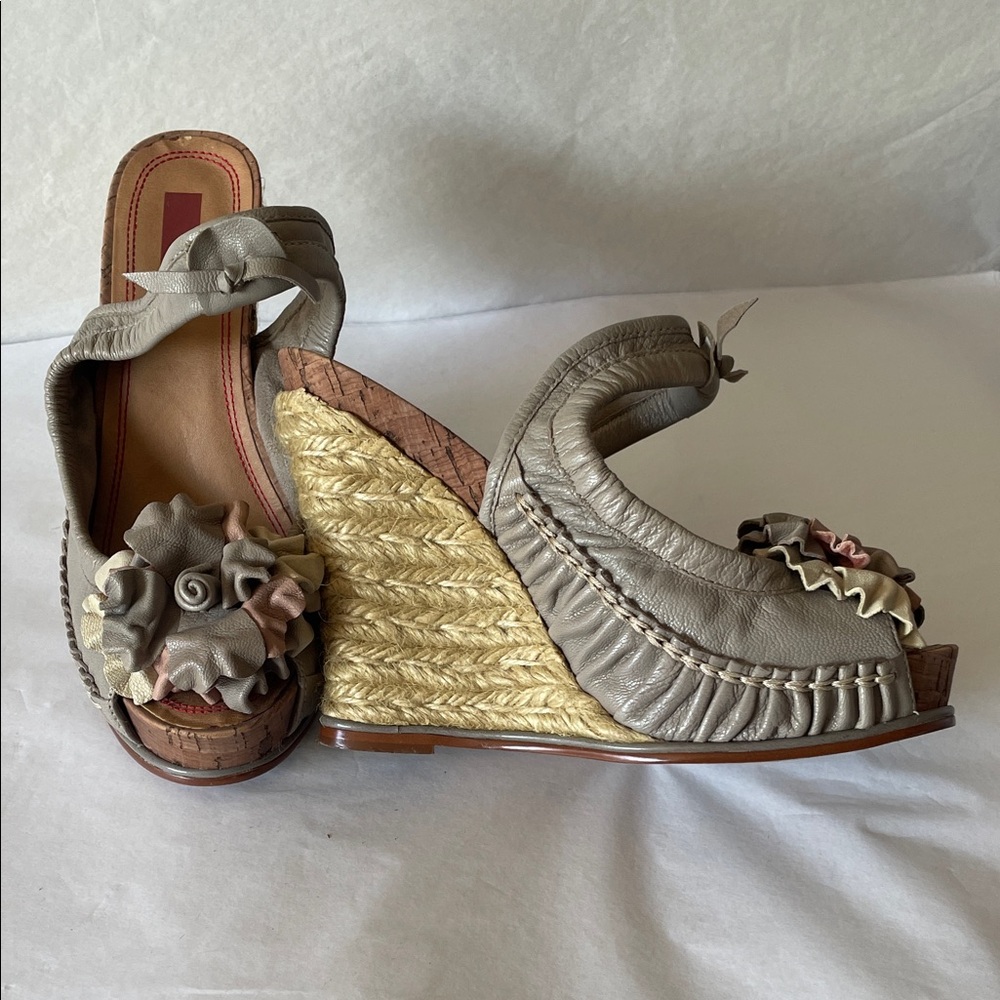 Saks 5/48 Elegant Taupe Leather Wedge‎ Sandals with Floral Details